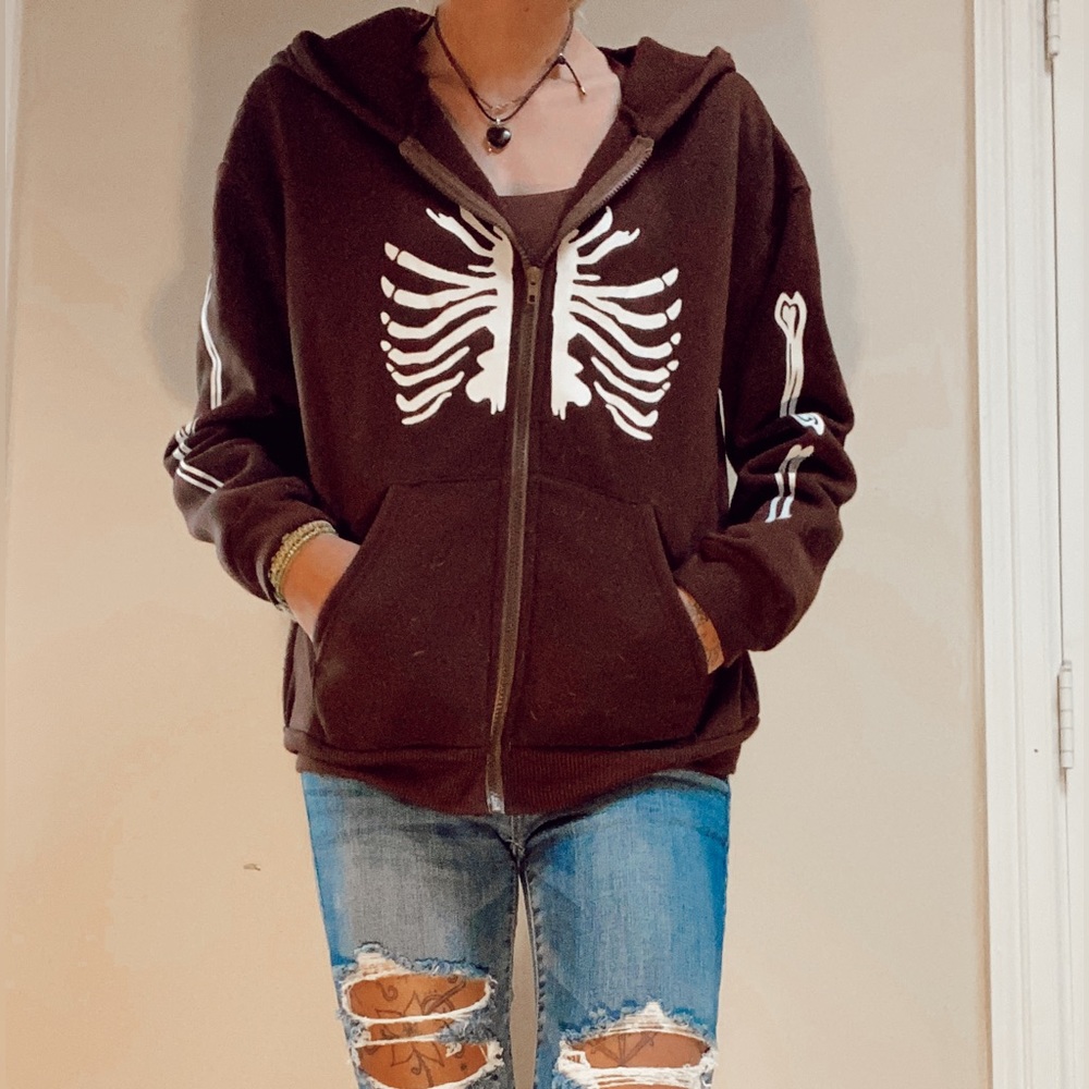 Zip hoodie brown with a skeleton design